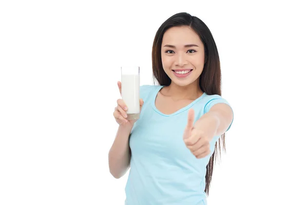 Portret Van Gelukkig Vietnamese Jonge Vrouw Met Glas Melk Tonen — Stockfoto