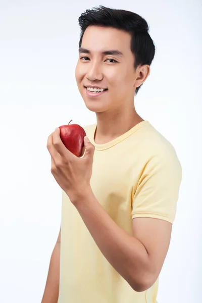 Portret Szczęśliwy Wietnamski Młody Człowiek Zjedzenia Jabłka — Zdjęcie stockowe