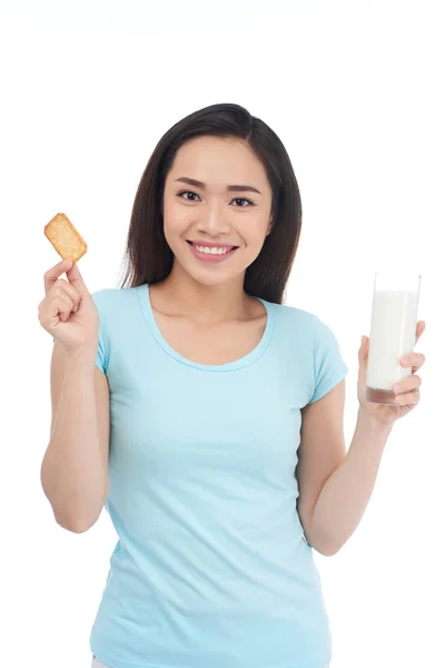 Retrato Jovem Mulher Asiática Bebendo Leite Com Biscoitos — Fotografia de Stock