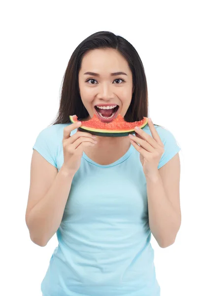 Retrato Feliz Animado Asiático Jovem Mulher Comer Melancia — Fotografia de Stock