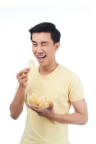 Retrato Feliz Asiático Hombre Comiendo Patatas Fritas Mirando Cámara — Foto de Stock