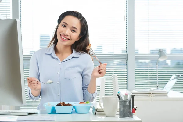 Bonita Senhora Negócios Sorrindo Almoçando Sua Mesa Escritório — Fotografia de Stock