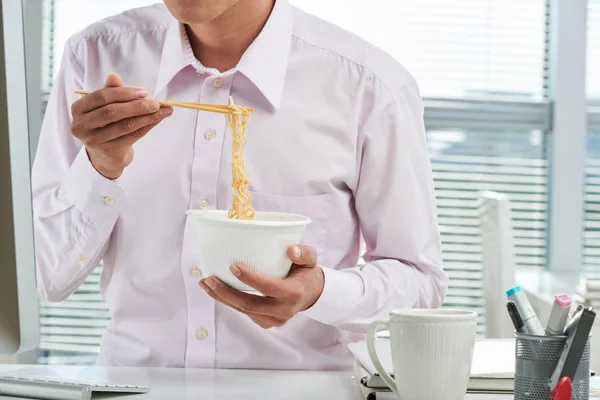 Περικομμένη Εικόνα Του Επιχειρηματία Που Τρώει Στιγμιαία Noodles Για Μεσημεριανό — Φωτογραφία Αρχείου