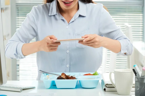 Oříznout Obrázek Obchodních Žena Pořizování Foto Oběda Před Jídlem — Stock fotografie