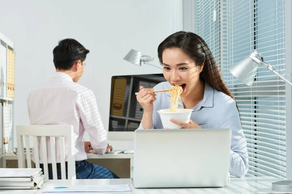 Hezká Mladá Podnikatelka Jíst Ramen Při Práci Kanceláři — Stock fotografie