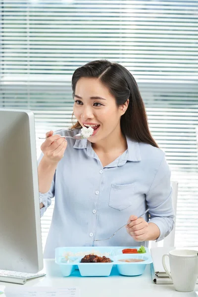 Aziatische Zakenvrouw Eten Van Lunch Aan Tafel Met Computer Kantoor Rechtenvrije Stockafbeeldingen