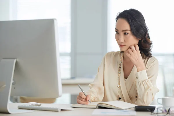 Zamyślony Ładny Biznes Kobieta Patrząc Komputerze Sporządzania Notatek — Zdjęcie stockowe
