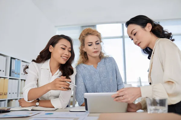 Business Women Showing Information Tablet Computer Coworkers — Stock Photo, Image