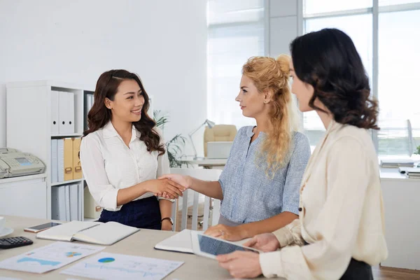 Compañeras Negocios Estrechando Las Manos Después Una Reunión Exitosa — Foto de Stock