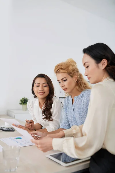 Team Hübscher Geschäftsfrauen Diskutiert Bericht Besprechungstisch — Stockfoto