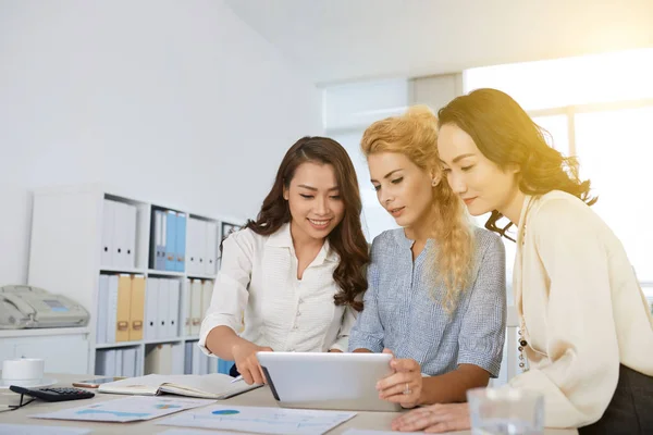 Pretty Female Coworkers Using Application Tablet Computer — Stock Photo, Image