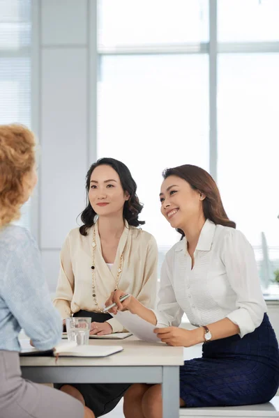 Fröhlich Schön Asiatisch Unternehmerinnen Erklären Idee Und Reden — Stockfoto