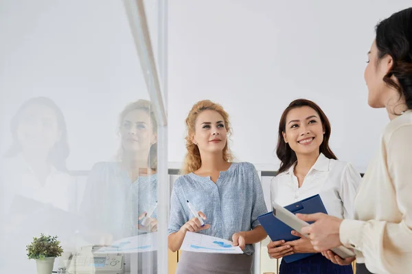 Mujeres Negocios Sonrientes Ventana — Foto de Stock