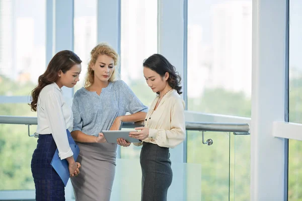 Pretty Business Women Executives Discussing Information Tablet Computer Office Corridor — Stock Photo, Image