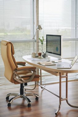 Bilgisayar, dizüstü bilgisayar ve ofis masası üzerindeki belgeler