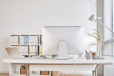 büyük bilgisayar monitöründe tablo ile boş Ofis masaları 