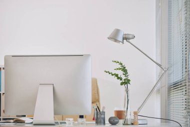Bilgisayar, lamba ve vazo ile modern çalışma alanı tablosu