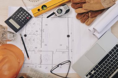 Plan, hesap makinesi, gözlük ve araçları masanın üzerine bina 