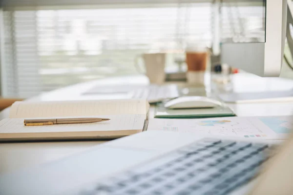 Finanzdokument Und Leerer Planer Auf Dem Schreibtisch Selektiver Fokus — Stockfoto