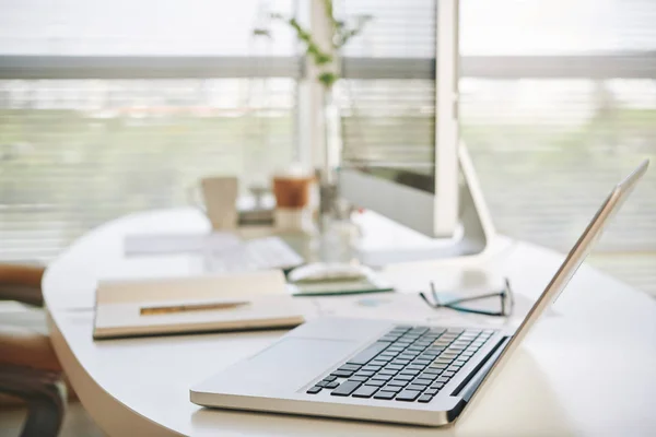 Öppnade Laptop Tabell Office — Stockfoto