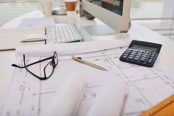 Plan Construction Calculatrice Sur Table Avec Verres — Photo