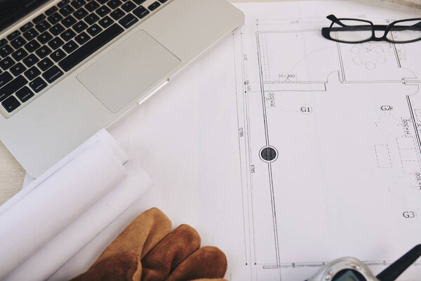 Крупный план чертежа на столе архитектора
