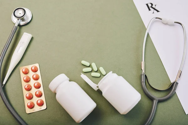 Föreskrivna Piller Och Tabletter Grön Bakgrund — Stockfoto