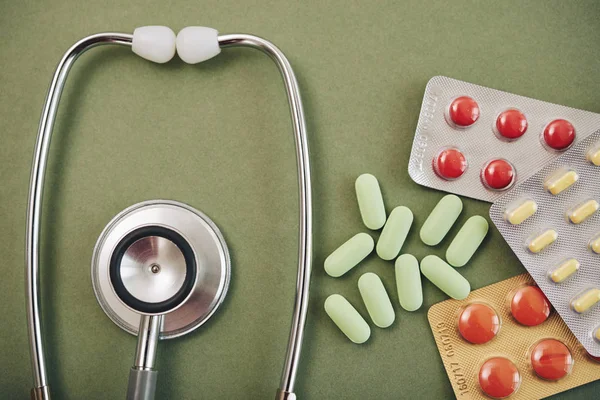 Stethoskop Mit Bunten Tabletten Und Pillen Blick Von Oben — Stockfoto