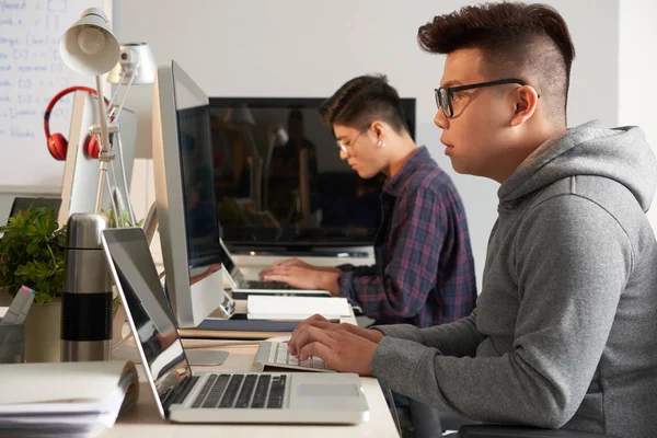 Asiatiska Kollegor Sitta Framför Datorer Och Arbeta — Stockfoto