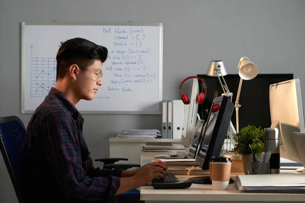 Programador Asiático Sentado Frente Computadora Trabajando — Foto de Stock