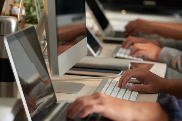 Teilansicht Von Kollegen Die Vor Dem Computer Sitzen Und Arbeiten — Stockfoto