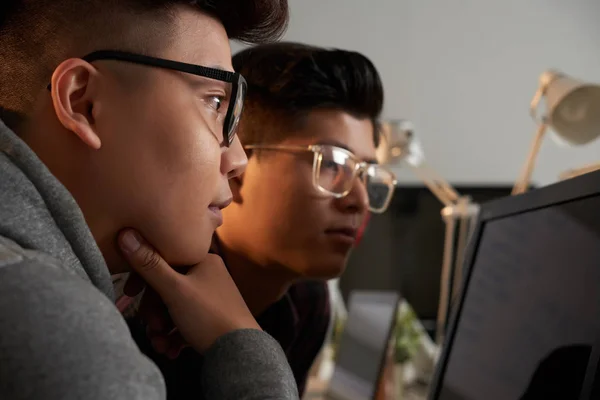 Due Studenti Asiatici Occhiali Che Lavorano Monitor Del Computer — Foto Stock