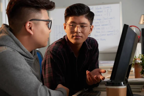 Dos Asiático Estudiantes Gafas Hablando Ordenador Monitor — Foto de Stock
