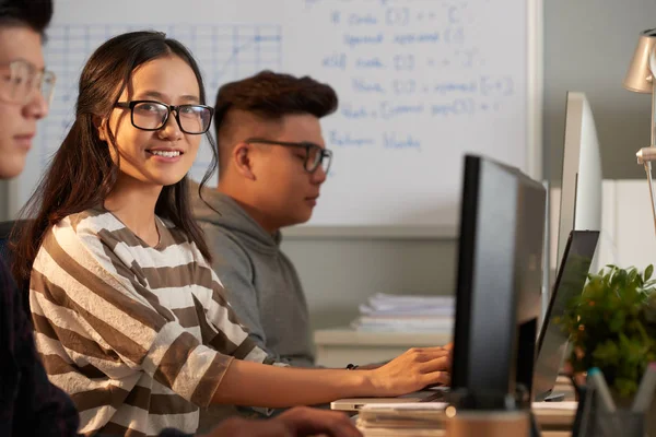 Estudiantes Asiáticos Escritorio Con Computadoras —  Fotos de Stock