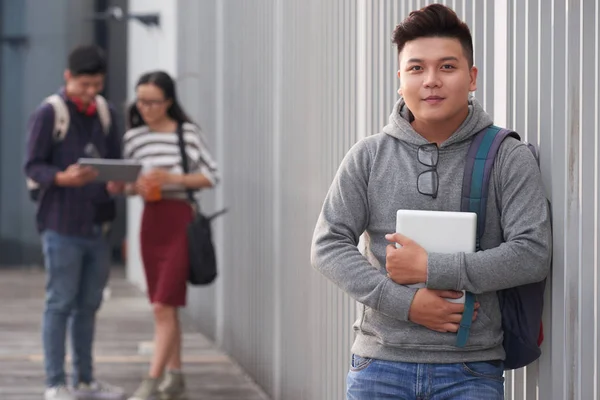 Asyalı Öğrenciler Binası Koridorunda Duran Adam Dijital Tablet Tutarak Kameraya — Stok fotoğraf