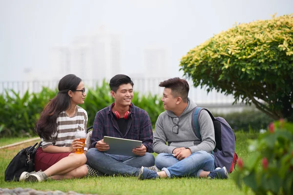 공원에 풀밭에 디지털 태블릿을 아시아 학생의 — 스톡 사진