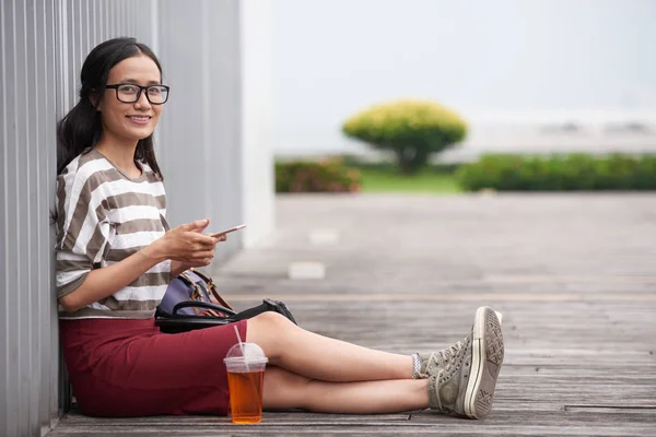 Comprimento Total Mulher Asiática Atraente Sentado Chão Madeira Rua Segurando — Fotografia de Stock