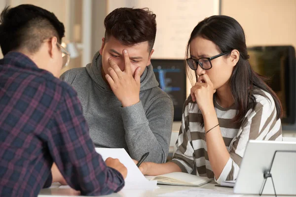 Grupo Pensivo Estudantes Brainstorming Projeto — Fotografia de Stock