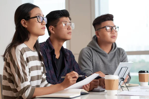 Asiatiska Studenter Sitter Vid Rymliga Klassrum Och Titta Blackboard — Stockfoto