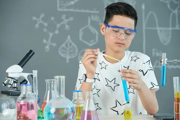 Teenage Pupil Boy Wearing Safety Goggles Pouring Yellow Liquid Test — Stock Photo, Image