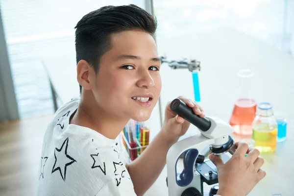 Guapo Asiático Chico Mirando Cámara Química Aula Con Microscopio — Foto de Stock