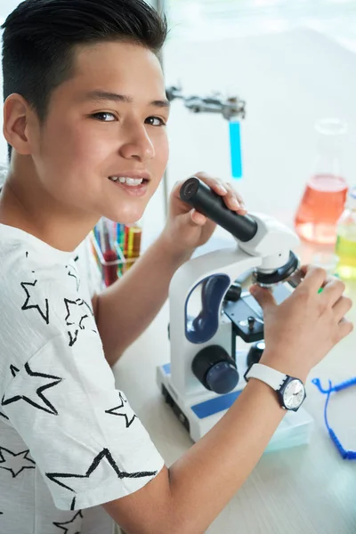 Adolescent Beau Regardant Caméra Avec Sourire Dent Tout Utilisant Microscope — Photo