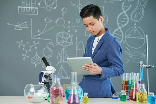 Portrait Shot Handsome Asian Student Sitting Edge Desk Using Modern — Stock Photo, Image