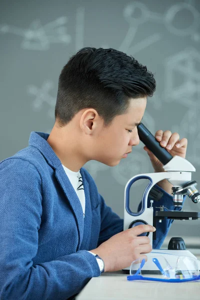 Хлопчик Підліток Дивиться Через Мікроскоп Має Науковий Клас — стокове фото
