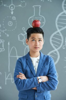 Genç çocuk silah ile ayakta geçti ise yukarı doğru seyir ve kırmızı elma kafasına yalan