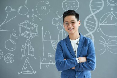 yazı tahtası ile sınıfta neşeli Asyalı okullu çocuk