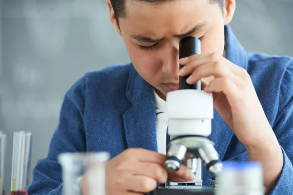 Alumno Asiático Laboratorio Escolar Mirando Microscopio —  Fotos de Stock