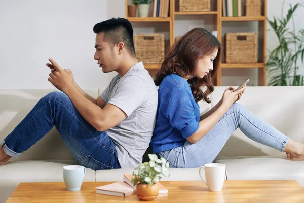 Vista Laterale Del Giovane Uomo Donna Asiatici Seduti Schiena Schiena — Foto Stock