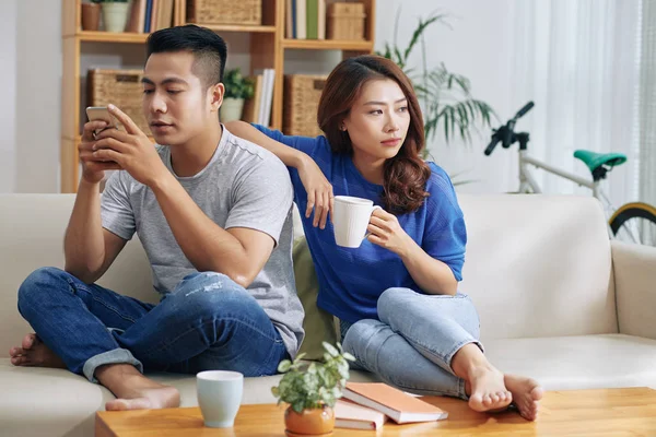 Aziatische Paar Zittend Bank Man Surfen Smartphone Terwijl Vrouw Zoek — Stockfoto