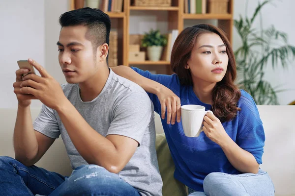 Bella Donna Asiatica Con Caffè Appoggiato Sul Fidanzato Assorbito Con — Foto Stock